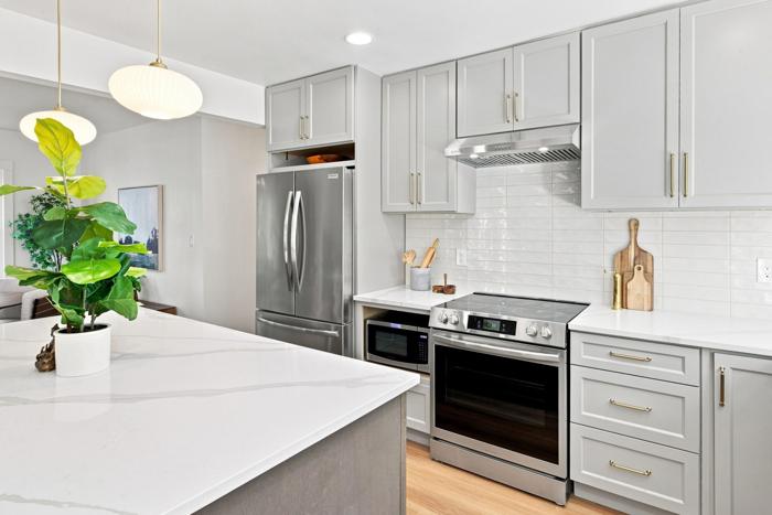 Kitchen range wall. Full-height uppers, stacked tile backsplash